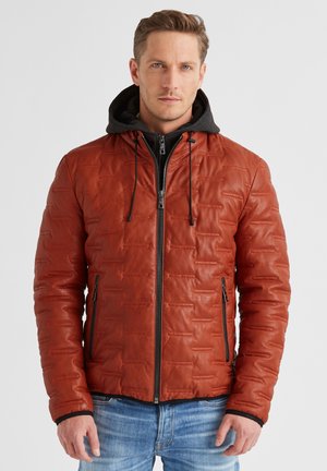 Orange Lederjacke mit gestepptem Muster, ausgestattet mit einer schwarzen Kapuze und Reißverschlusstaschen. Das Design enthält subtile horizontale Linien.