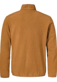 Braune Fleecejacke mit Stehkragen, die über eine glatte Textur und kontrastierende grüne Nähte an der hinteren Halsausschnittkante verfügt.