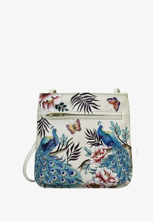 Kreuzbody-Tasche mit Pfauen- und Blumendruck, aus cremefarbenem Kunststoffmaterial, flache Form, mit Reißverschlussfach und bunten Schmetterling-Akzenten.