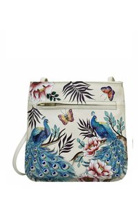Witte faux leren crossbody tas met levendige pauwen- en bloemenontwerpen, voorzien van een ritsvak en een verstelbare schouderband.