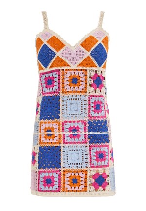 Horgolt ruha, amely narancssárga, kék, rózsaszín és levendula színű, többszínű négyzetmintákkal rendelkezik, vékony pántokkal és V-nyakkivágással.
