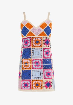 Horgolt ruha, amely narancssárga, kék, rózsaszín és levendula színű, többszínű négyzetmintákkal rendelkezik, vékony pántokkal és V-nyakkivágással.