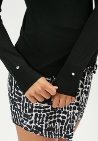 INFLUENCER V NECK - Maglione - black