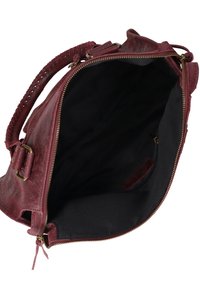Borsa in pelle bordeaux con chiusura a zip, finitura testurizzata e interno nero. Presenta una maniglia intrecciata e accessori in tono oro.