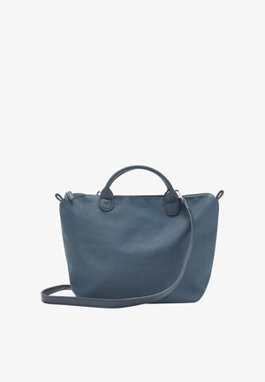 Blaue Lederhandtasche mit abgerundetem oberen Teil, zwei kurzen Griffen und einem abnehmbaren Schultergurt. Glatte Textur mit minimalem Metallbesatz.