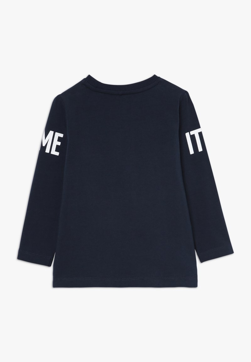 Granatowa koszulka z długim rękawem wykonana z bawełny, z białym napisem na rękawach. Prosty okrągły dekolt i prosty krój w dolnej części. Brak nadruków z tyłu.