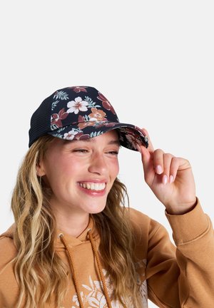 Pet met bloemenprint en een zwart gaas aan de achterkant, voorzien van een klep en een verstelbare band. Kleuren zijn onder andere marineblauw, wit en aardetinten.