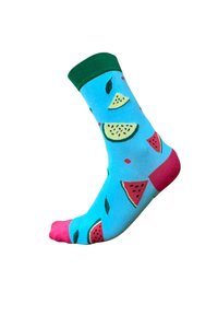 Calcetines coloridos con base azul, puño verde, puntera rosa y patrones de rodajas de sandía en verde, rosa y negro. Textura de punto suave.