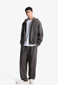 Bershka BALLOON - Spodnji deli trenirk - grey
