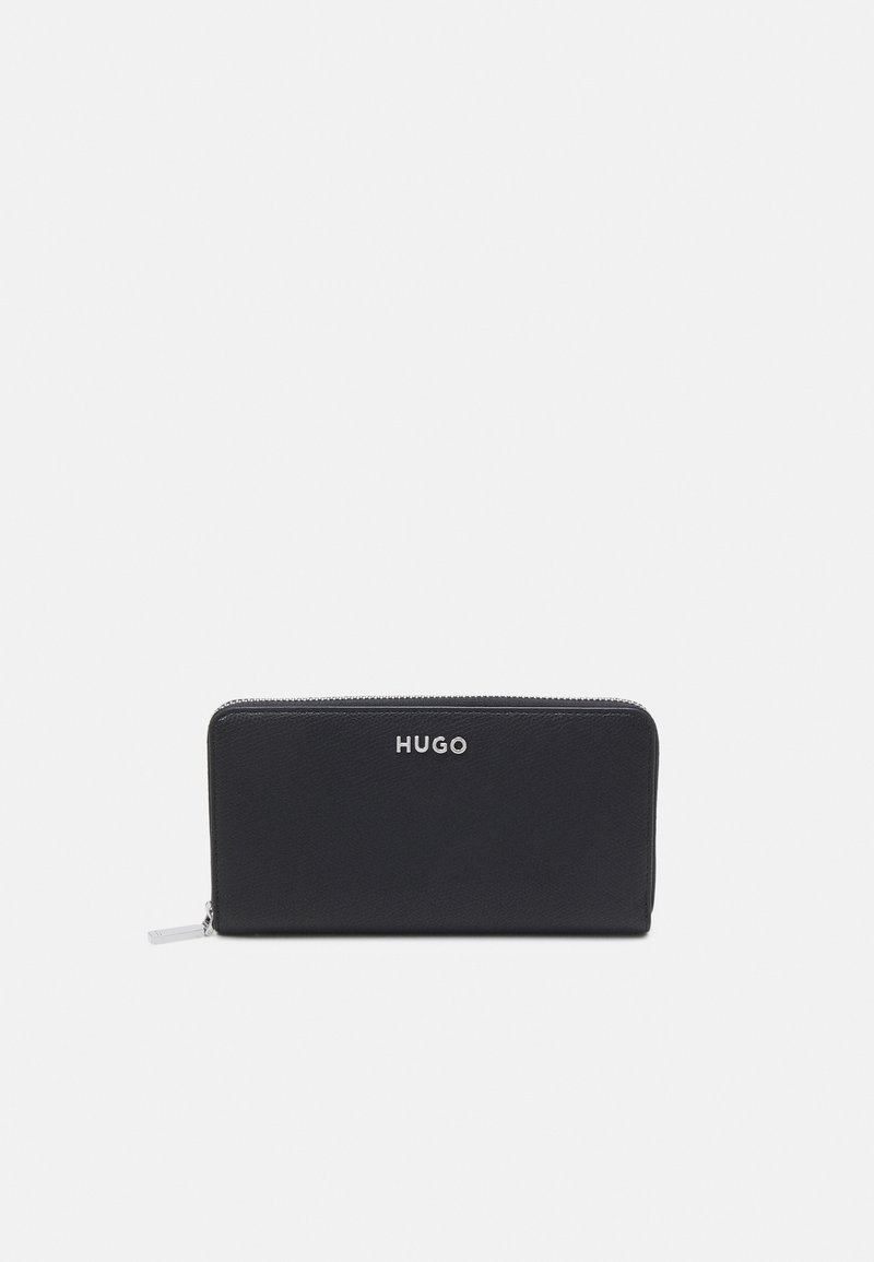 Svart läderplånbok med texturerad yta. Har dragkedjestängning och silverfärgad "HUGO"-logotyp på framsidan, vilket ger en stilren, rektangulär design.