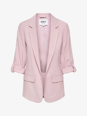 Lyserød damesblazer med opkørte ærmer, reverskrave, to forlommer med klap og åben front.