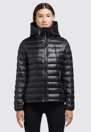 Mustat puffatakkia, jossa on vetoketjukiinnitys, korkea kaulus ja kiristettävä huppu. Materiaalissa on kiiltävä pinta ja tikattu muotoilu.