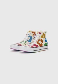 Høye kanvas sneakers med et flerfarget camouflage-mønster, hvite lisser, svart gummisåle og kontrasterende regnbue-såle.