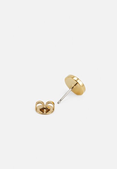 Os brincos de ouro possuem um design circular com uma superfície lisa. Incluem uma fecho de borboleta seguro para prender.