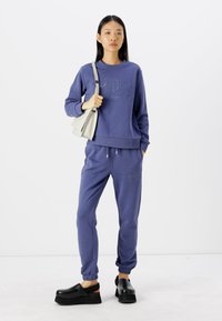 GANT TONAL SHIELD - Treniņtērpa apakšdaļas - dusty navy