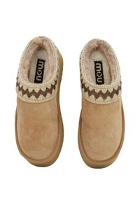 Pantofole in suede beige con un interno morbido e peluche. Presentano un'accento intrecciato crema e marrone lungo il colletto, una forma arrotondata e una suola resistente.
