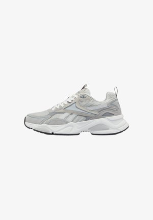 Zapatilla deportiva gris y blanca con parte superior de malla y ante, cierre de cordones, suela acolchada y lengüetas en el talón y la lengüeta.