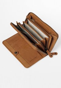 Portafoglio in pelle marrone con chiusura a zip, multiple fessure per carte e due scomparti spaziosi, con una fodera in tessuto a righe.