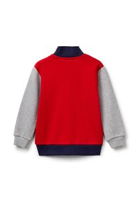 Sudadera roja con mangas grises, cuello y puños azul marino. Textura suave, detalles acanalados en el dobladillo y los puños, diseño casual.