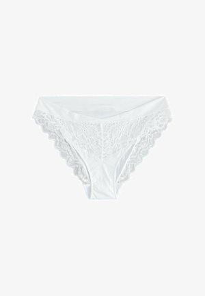 Białe majtki z koronkowym wykończeniem, wykonane z gładkiego materiału, z kwiatowymi akcentami koronkowymi wzdłuż brzegów, o klasycznym kroju bikini.