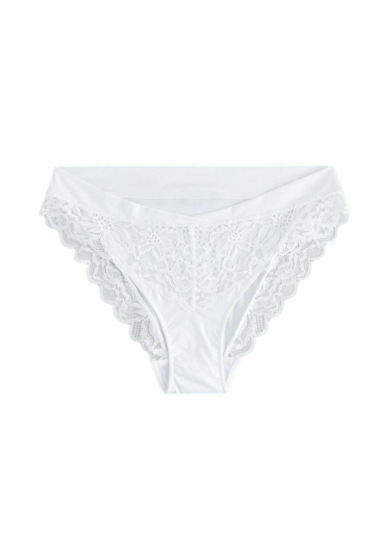 Witte slip met kantaccenten, gemaakt van een gladde stof met bloemmotieven langs de randen, met een klassiek bikiniontwerp.