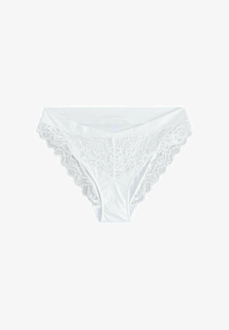 Hvide trusser med blonderkant og en glat stofbund, udsmykket med blomsterblonde langs kanterne, med et klassisk bikini-design.