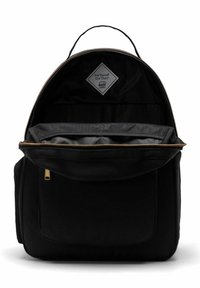 Sac à dos en tissu noir à forme ronde, fermeture éclair et poche avant. L'intérieur comprend un compartiment en maille et une étiquette avec un logo en forme de diamant.