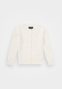 Bílý pletený kardigan se vzorem copánků, kulatým výstřihem a zapínáním na knoflíky. Má žebrované manžety a spodní lem, s malým logem na hrudi.