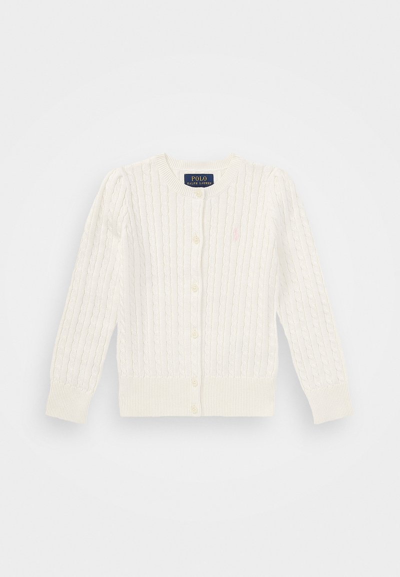 Bílý pletený kardigan se vzorem copánků, kulatým výstřihem a zapínáním na knoflíky. Má žebrované manžety a spodní lem, s malým logem na hrudi.