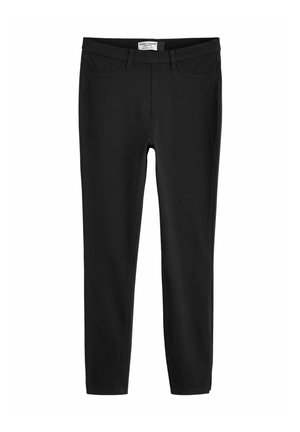 Czarne legginsy wykonane z materiału dopasowanego, charakteryzujące się gładką fakturą, pięcioma kieszeniami oraz elastycznym pasem dla komfortu i swobody ruchów.