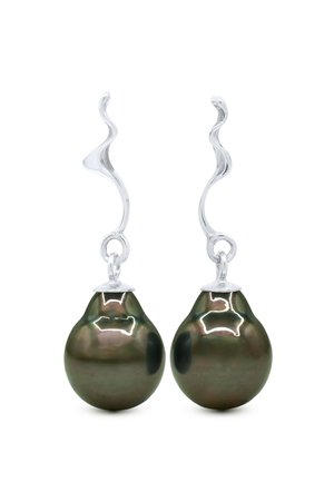 Boucles d'oreilles en argent avec crochets ondulés et grandes perles rondes iridescentes vert foncé suspendues à chaque crochet.