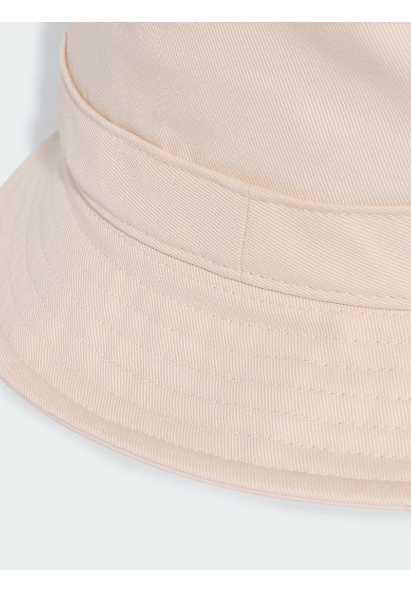 Cappello a secchiello beige in cotone con fascia cucita e tesa larga inclinata verso il basso, mostrato su uno sfondo uniforme.