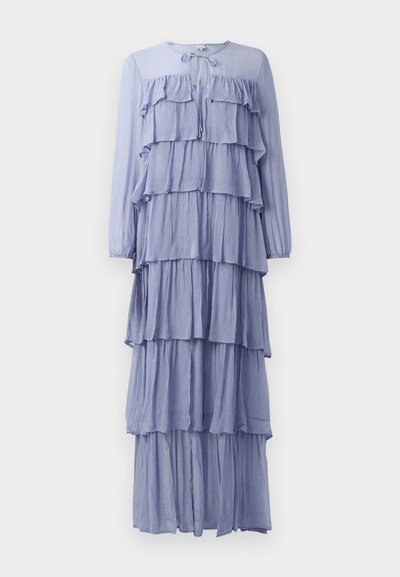 Vestido de manga longa em azul claro, apresentando múltiplas ruffles horizontais, um decote redondo com um laço e um design fluido em camadas.