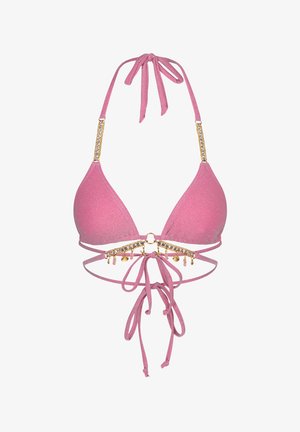 Różowy trójkątny biustonosz bikini z metalicznymi akcentami, regulowanymi wiązaniami i dekoracyjnym łańcuchem na środku. Miękka tekstura z błyszczącym wykończeniem.