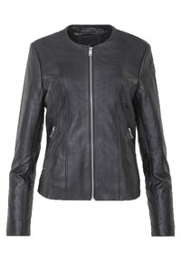 Giacca di pelle nera con colletto rotondo, chiusura frontale con zip e due tasche laterali con zip. Caratterizzata da un design elegante e aderente e dettagli di cucitura sottili.