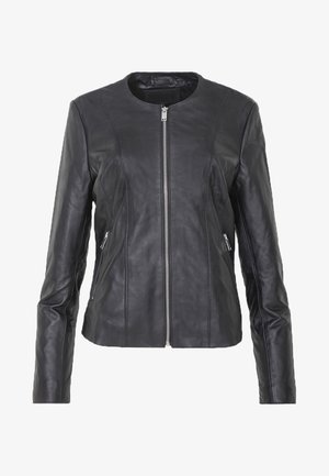 Giacca di pelle nera con colletto rotondo, chiusura frontale con zip e due tasche laterali con zip. Caratterizzata da un design elegante e aderente e dettagli di cucitura sottili.