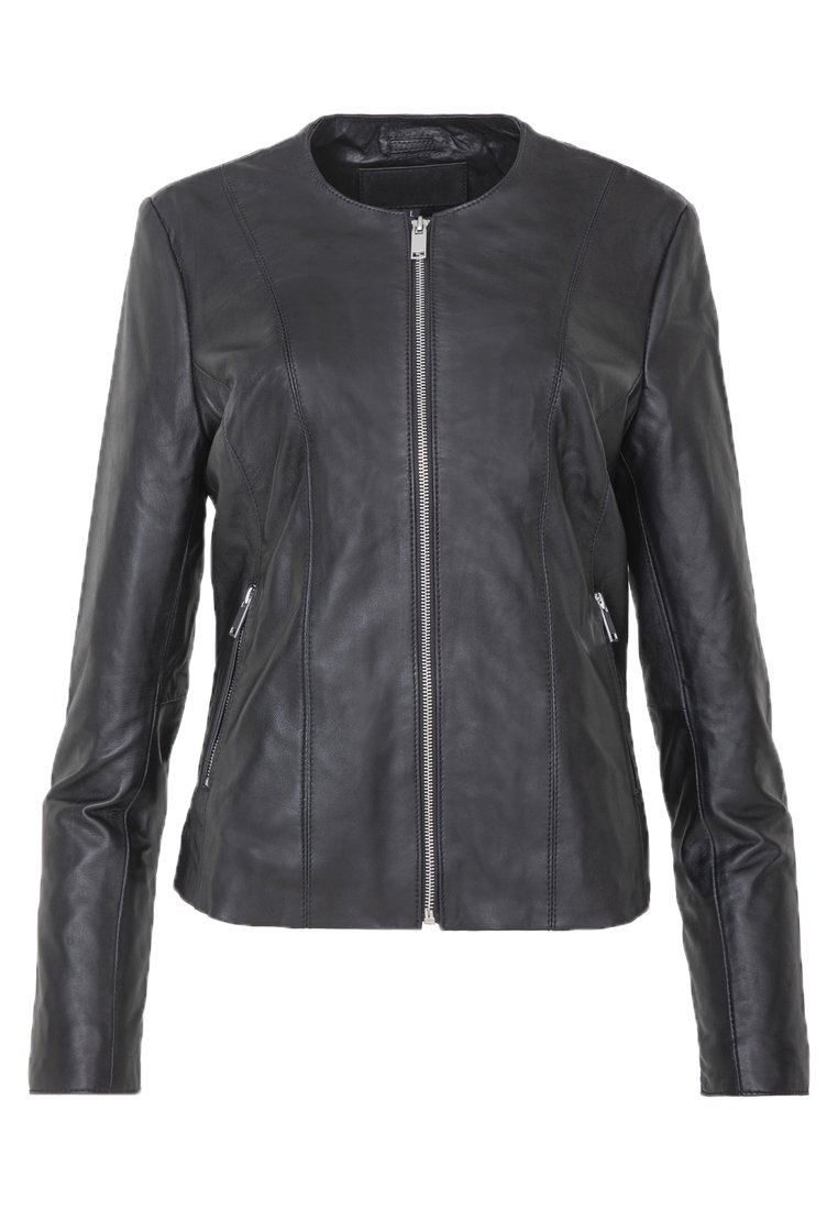 Giacca di pelle nera con colletto rotondo, chiusura frontale con zip e due tasche laterali con zip. Caratterizzata da un design elegante e aderente e dettagli di cucitura sottili.