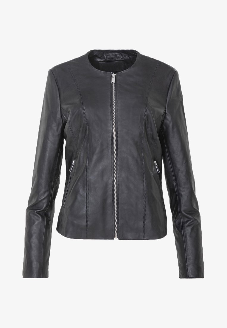 Svart läderjacka med rund halsringning, frontdragkedja och två sidofickor med dragkedja. Har en elegant, åtsittande design och subtila sömdetaljer.