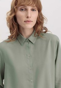 hessnatur Overhemdblouse - seegras