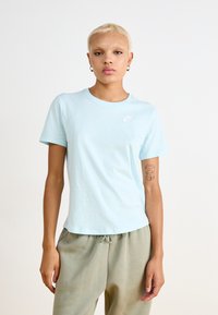 Nike Sportswear CLUB TEE - Osnovna majica kratkih rukava - glacier blue/white