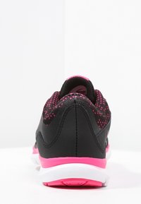 Scarpa sportiva nera con tomaia in maglia strutturata, dettagli rosa e suola bianca. Caratterizzata da un collare imbottito e un design del tallone curvo.