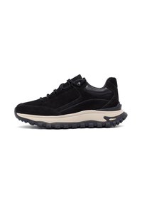 Sneakers neri con tomaia in suede e pelle, soletta imbottita beige e suola in gomma testurizzata. Presentano lacci e dettagli laterali.
