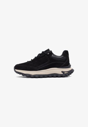 Zwarte sneakers met een bovenwerk van suede en leer, een gevoerde beige middenzool en een gegrofde rubberen buitenzool. Voorzien van veters en zijkanten met accenten.