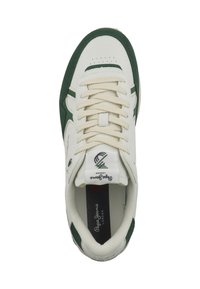 Sneaker bianco con dettagli verdi, suede testurizzato e pelle liscia, punta rotonda, lacci piatti e logo sulla linguetta.