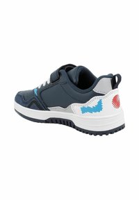Sneaker blu navy e bianche con un design strutturato, caratterizzata da accenti blu e rossi, una fettucina in velcro e una suola in gomma spessa per una maggiore aderenza.