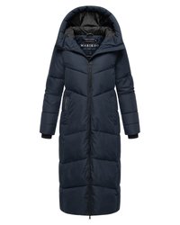 Dlhý tmavomodrý zimný prešívaný kabát s kapucňou, plný predný zips, bočné vrecká a čierne vnútorné manžety.