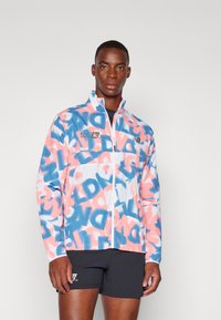 Barevná bunda s modro-růžovým abstraktním vzorem, s předním zipem, stojáčkem a logem na hrudi. Lehce sportovní design.
