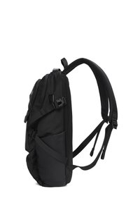 Sac à dos noir avec tissu texturé, des bretelles rembourrées et réglables, des poches latérales et un design élégant, présentant une forme compacte et épurée.