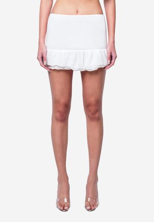 Biała mini spódnica z falbaniastym, rozkloszowanym dołem. Wykonana z miękkiego materiału, posiada dopasowaną talię i gładką fakturę na całej powierzchni.