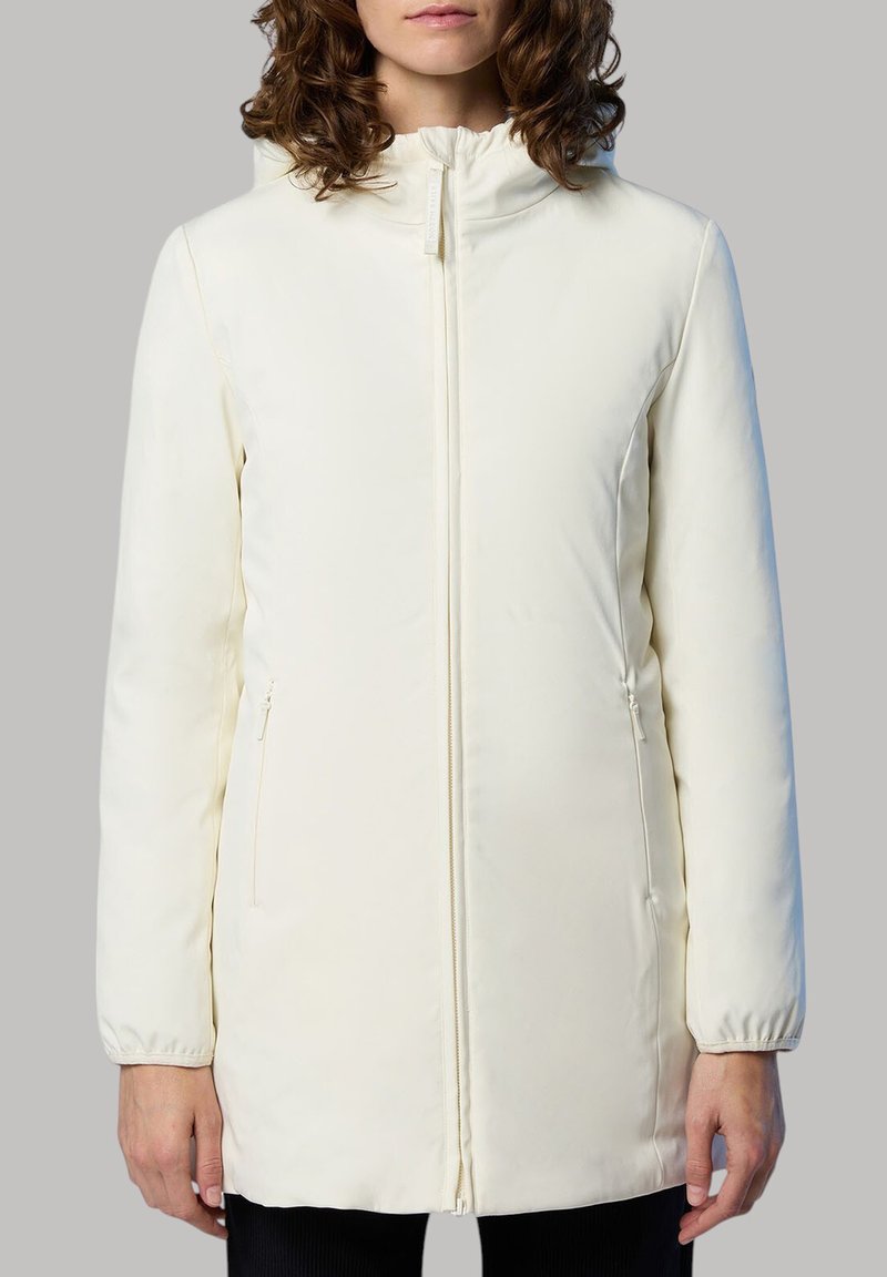 Cappotto bianco isolato con colletto alto, zip frontale e tasche laterali. Texture liscia e design fino al ginocchio. Stile neutro e minimalista.